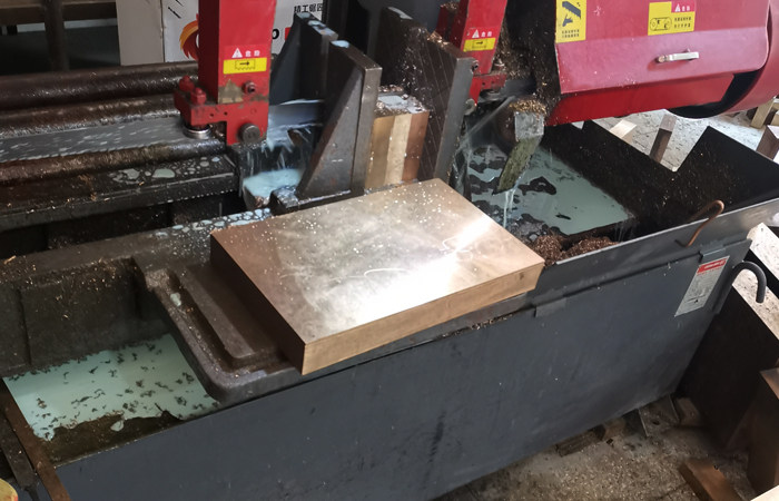 紅(hong)新(xin)模具(ju)鋼(gang)材(cai)生(sheng)産(chan)車(che)間